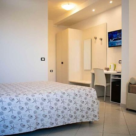 Hotel Delfino Марина ди Карара Екстериор снимка