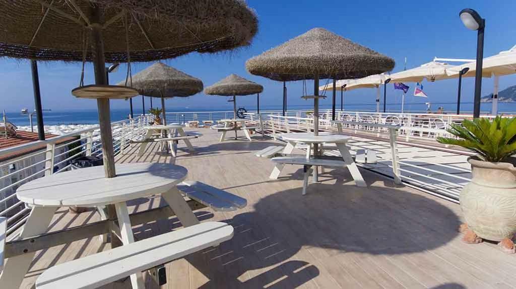 Hotel Delfino Марина ди Карара Екстериор снимка