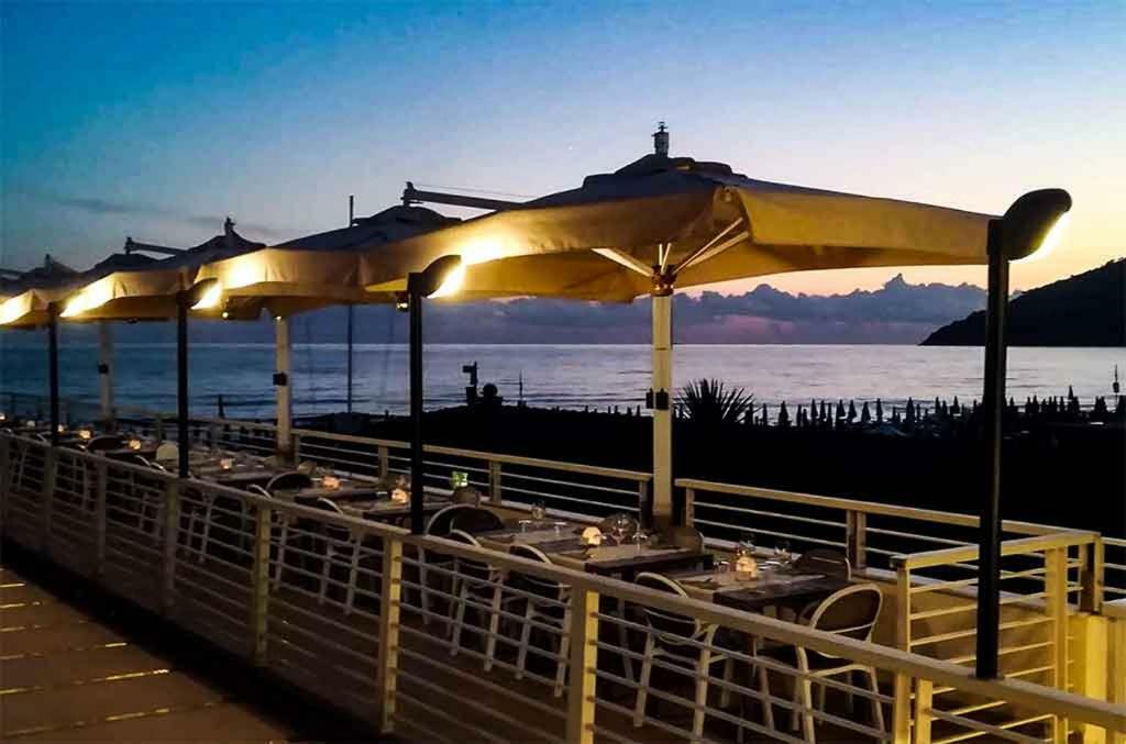 Hotel Delfino Марина ди Карара Екстериор снимка