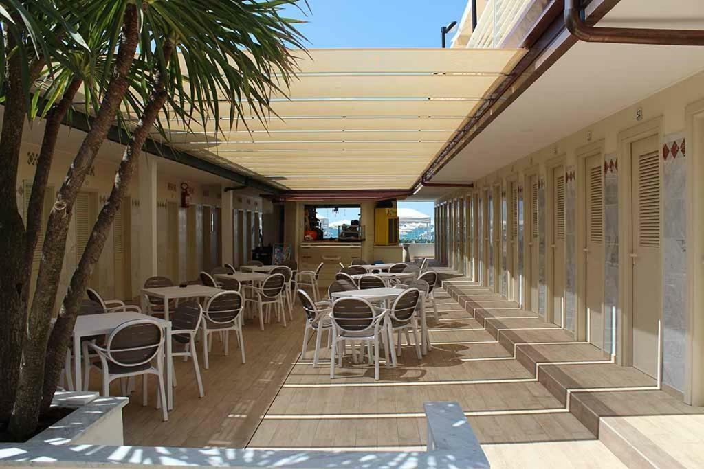 Hotel Delfino Марина ди Карара Екстериор снимка