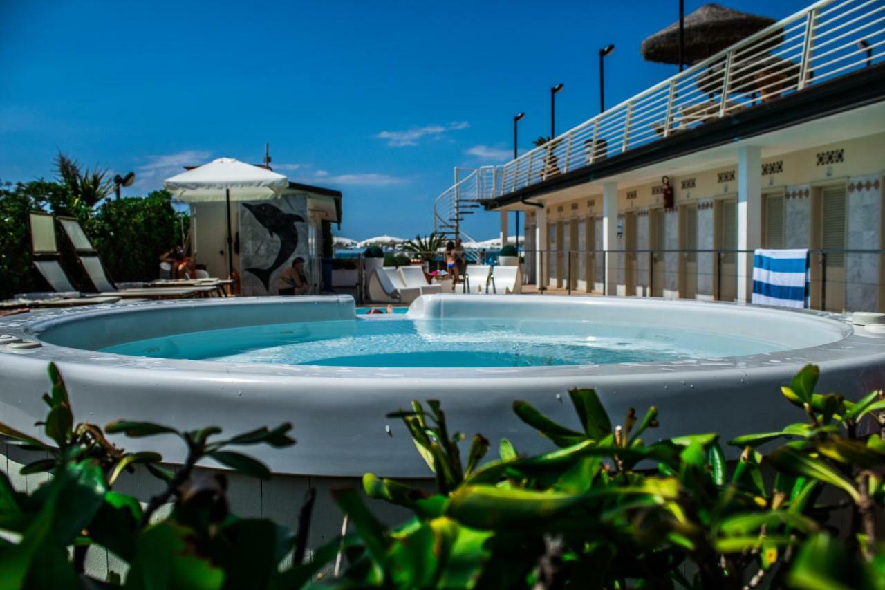 Hotel Delfino Марина ди Карара Екстериор снимка