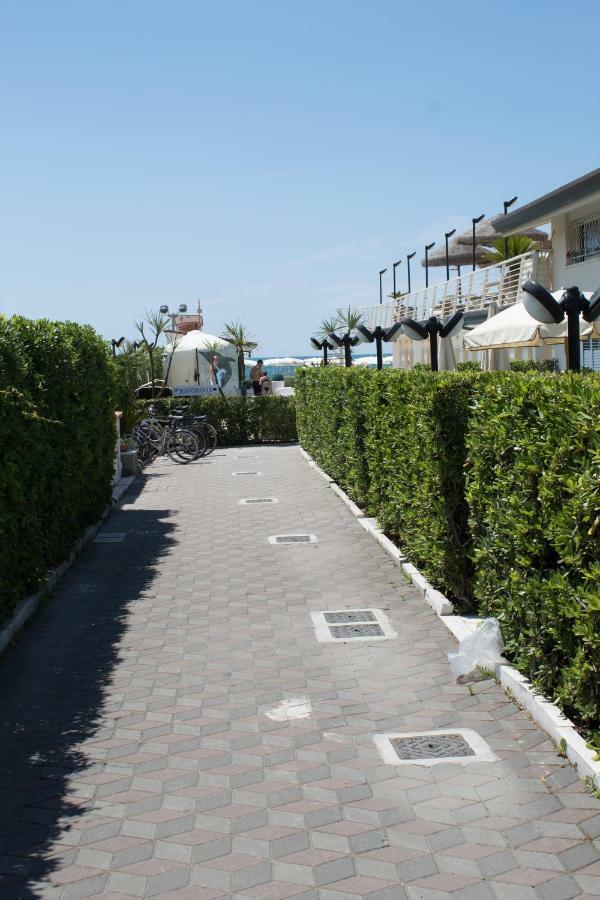 Hotel Delfino Марина ди Карара Екстериор снимка