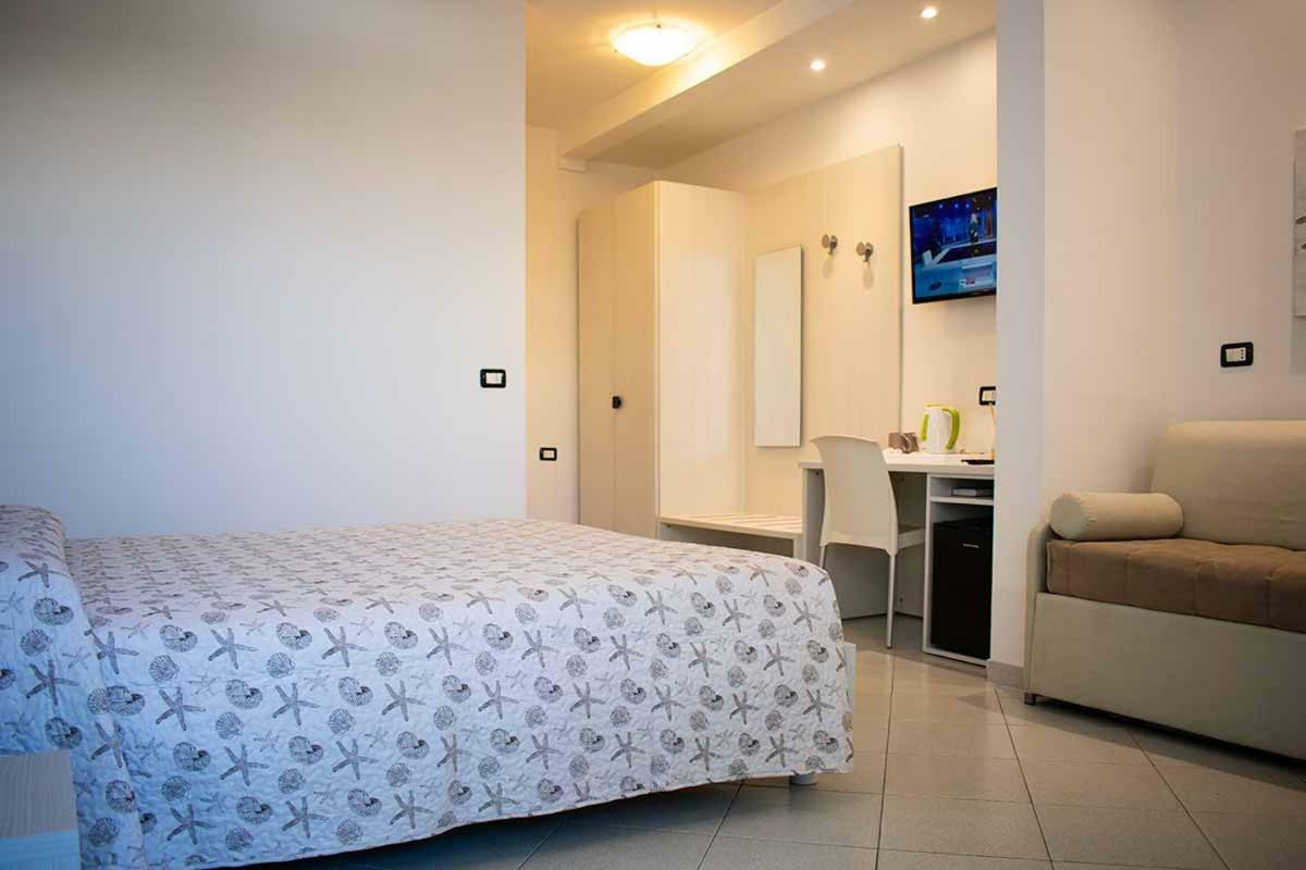 Hotel Delfino Марина ди Карара Екстериор снимка