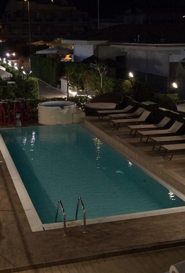 Hotel Delfino Марина ди Карара Екстериор снимка