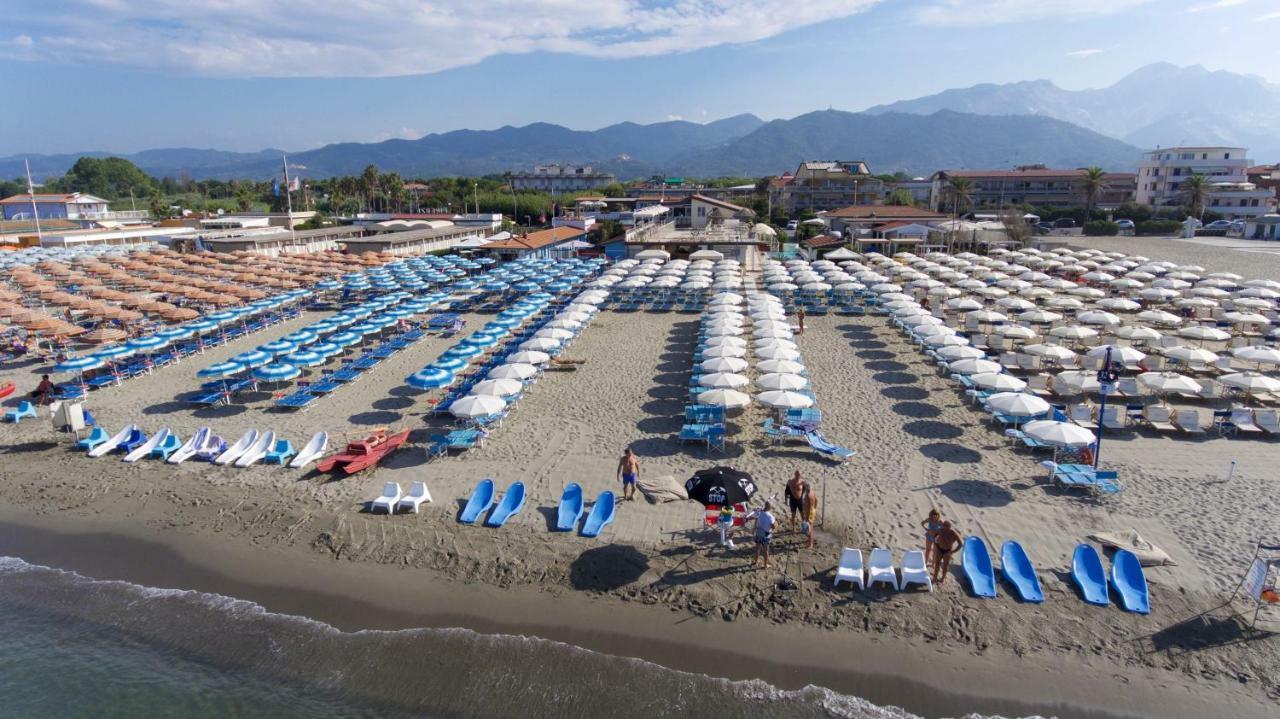 Hotel Delfino Марина ди Карара Екстериор снимка