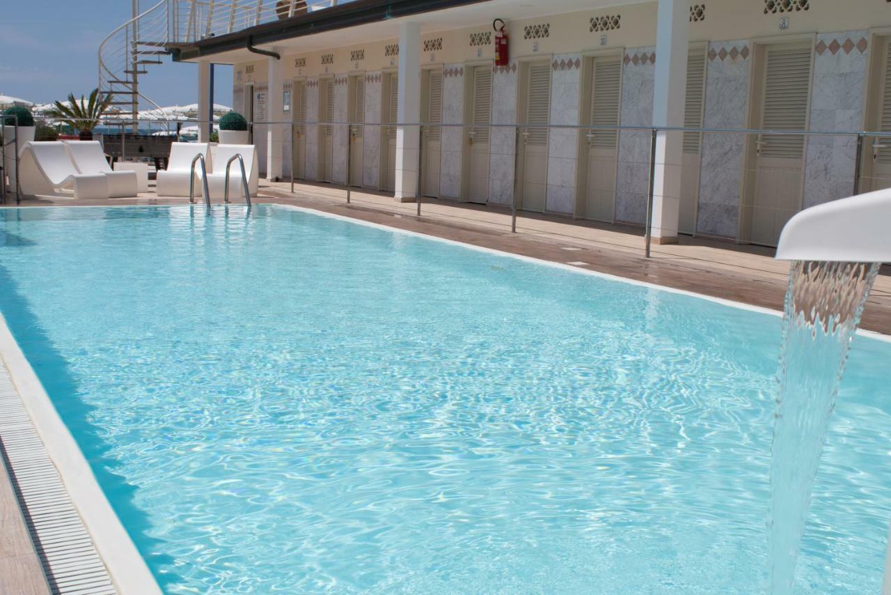 Hotel Delfino Марина ди Карара Екстериор снимка